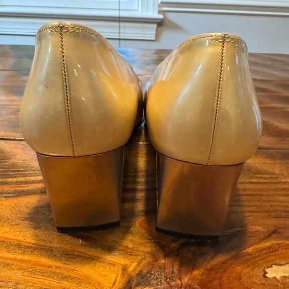 STUART WEITZMAN~pearly gold patent leather~MID-HEEL SHINY GOLD PUMP SHOES 7.5N